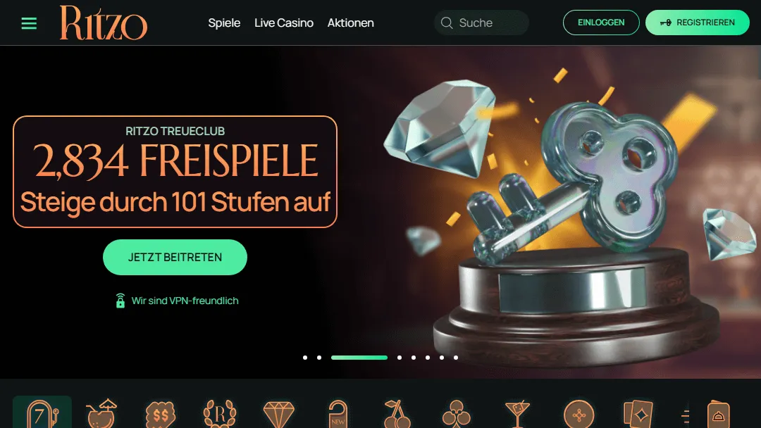Promotionsbanner von Ritzo Casino mit 2.834 Freispielen im Treueclub, 101 Aufstiegsstufen, gläserner Schlüssel auf Podest mit fliegenden Diamanten und glänzendem Hintergrund